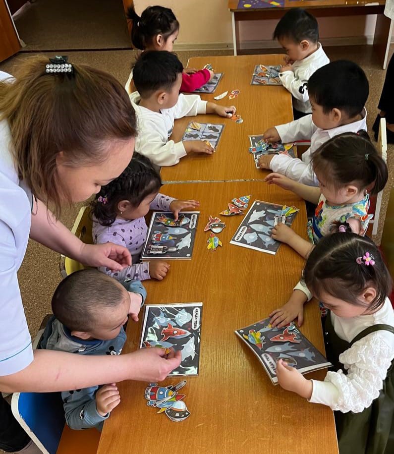 "ҒАРЫШКЕРЛЕР КҮНІ". Құлпынай тобы